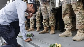 В момента Лос Анджелис повече напомня на бойно поле, отколкото на нормален град