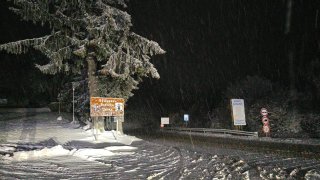 Пътнически автобус остана блокиран на пътя в Монтанско