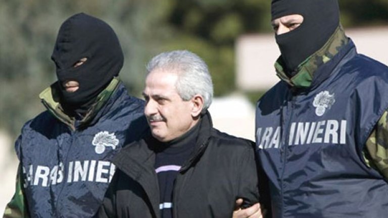 Мафията печели в кризата, тъй като само организираната престъпност разполага с огромни суми кеш, които да инвестира в легални бизнеси. Въпреки арестите на членове на Ндрангета, калабрийската мафия си остава най-проспериращата в Италия