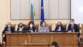 Най-сетне в парламента отново се случва нещо. Но това не значи, че нивото на дебатите ще се вдигне особено