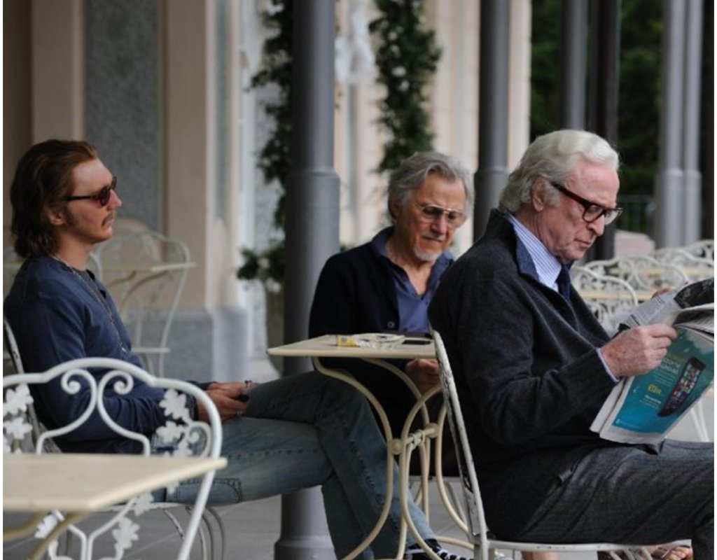 Младост 
Паоло Сорентино е един от модерните италиански режисьори, които могат спокойно да се сравняват с Фелини и това няма да е преувеличено. Освен това Сорентино не го крие. След циничния „Великата красота“, който  взе Оскара за чуждестранен филм