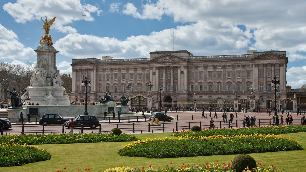 Buckingham_Palace,_London_-_April_2009