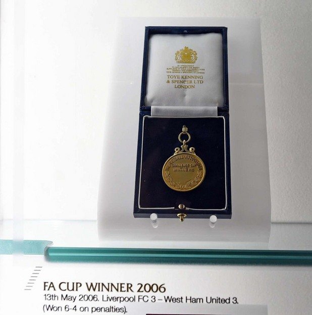 Медалът от финала за купата през 2006-а, изработен традиционно от Кралска бижутерска компания.