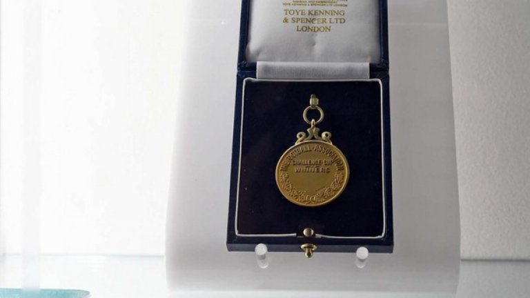 Медалът от финала за купата през 2006-а, изработен традиционно от Кралска бижутерска компания.