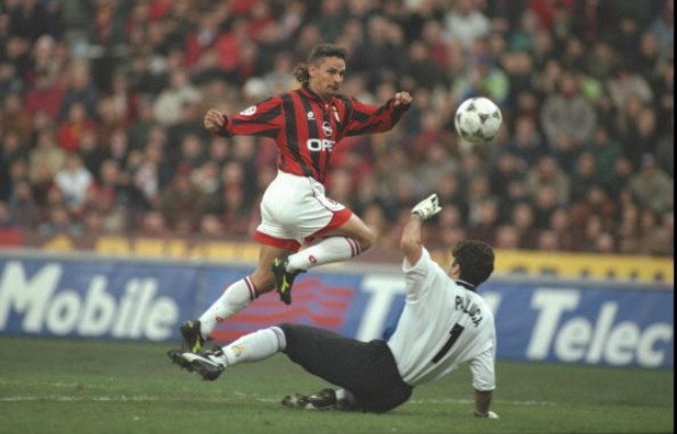 Великият Баджо с малко купи 

А какво да кажем за присъствието в Серия А на Роберто Баджо, един от най-добрите в света за 90-те години, да не кажем и най-добрият. Парадоксално, но трофейната му витрина с отборни отличия от Ювентус  и Милан е твърде скромна – две шампионски титли в Серия А, по веднъж Купата на УЕФА и Купата на Италия. Най-силният му сезон в Ювентус е този от 1993 г., когато печели „Златната топка“ и единствения си европейски трофей. 

През лятото на 1995 г. Роберто Баджо решава да напусне, а босът на Милан Силвио Берлускони брои за него 7.5 милиона евро. През първия си сезон на „Сан Сиро“ Баджо вкарва 10 гола. Тимът става шампион, в него играе и носителят на „Златната топка“ Джордж Уеа. Без съмнение, Милан вече възвръща класата си от началото на 90-те, когато в него гастролира прочутите холандци Гулит, Ван Бастен и Рийкард. 
