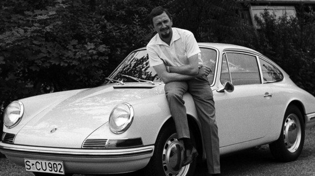 901 (1963 година)
Първият 911 е изграден на базата на Porsche 356. Peugeot запазва означението 901, което е неприятна изненада за Porsche и наследникът на 356 получава наименованието 911. Новият модел се предлага с 6-цилиндров боксер с въздушно охлаждане и мощност 130 конски сили.