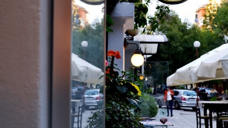 Заведението е създадено на мястото, където преди години се намираше един от първите частни ресторанти в София през 90-те - "33 стола".

