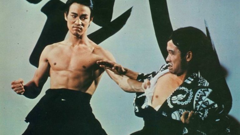 Fist of Fury (1972)  Втората голяма роля на Лий, който тук играе ролята на студент, търсещ отмъщение за смъртта на учителя си. В Щатите филмът е разпространен по погрешка с името "Китайската връзка".