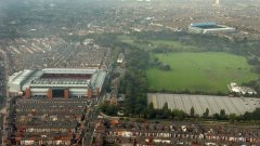 Двата стадиона - домове на Ливърпул и Евертън, са на не повече от километър разстояние, разделя ги само Стенли Парк. Разходката от "Анфийлд" (вляво) до "Гудисън Парк" е само около 15 минути. Но в събота около парка няма да е спокойно, защото в това дерби страстите са неукротими.