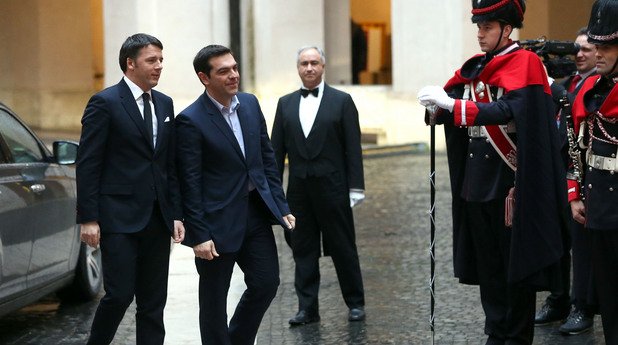 Италианският премиер Матеро Ренци публично подари на Ципрас вратовръзка