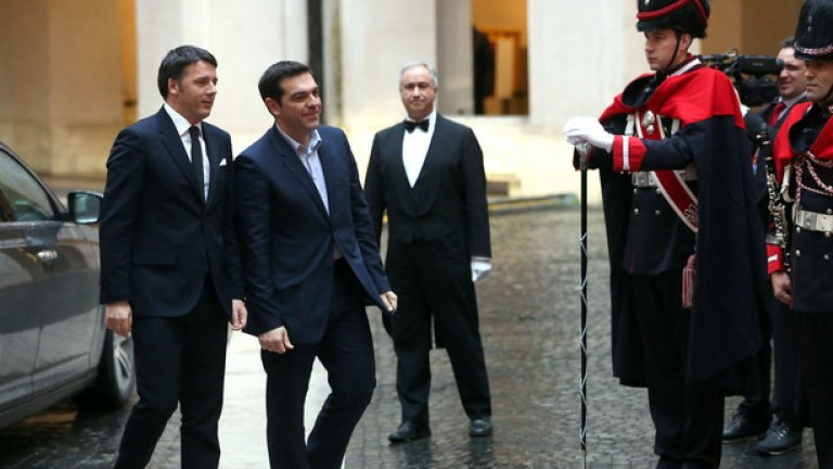 Италия вече не се бои от сравненията с Гърция. Италианският премиер дори се обяви за спешни нови преговори по дълга с правителството на СИРИЗА
На снимката: италианският премиер Матео Ренци и гръцкият премиер Алексис Ципрас на среща през февруари