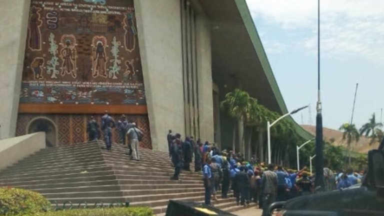 Полицаи нападнаха парламента на Папуа Нова Гвинея заради неизплатени заплати