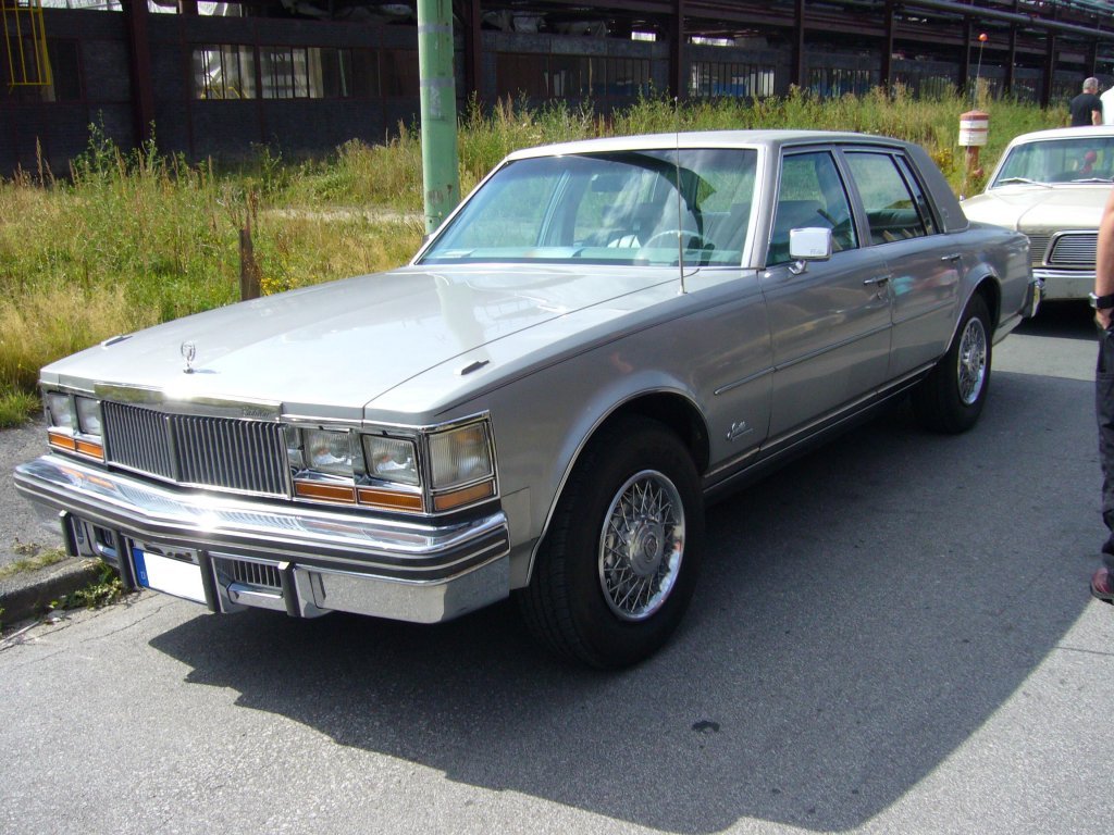 1975-1980 Cadillac Seville
Със Seville компанията се опита да си върне клиентите, които отидоха при Mercedes и BMW. Много добре направена, с внимание към детайла и перфектни пропорции колата се продаваше добре въпреки високата си цена. От Cadillac обаче 