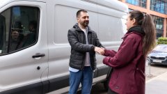 Цветин Йорданов – Мениджър на Kaizen Gaming за България връчва дарението на Мариана Костова, създател на Фондация "Добро за всеки"