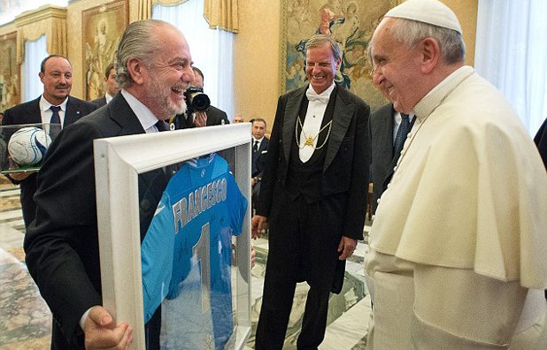 Президентът на Наполи Де Лаурентис му подари фланелка в рамка. Е, няма да е високо, до тази на Сан Лоренсо, но... Остава в колекцията на футболния папа.