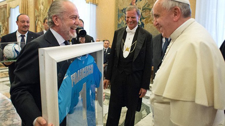 Президентът на Наполи Де Лаурентис му подари фланелка в рамка. Е, няма да е високо, до тази на Сан Лоренсо, но... Остава в колекцията на футболния папа.