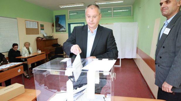Бившият лидер на БСП Сергей Станишев гласува "за социалистическата идея"