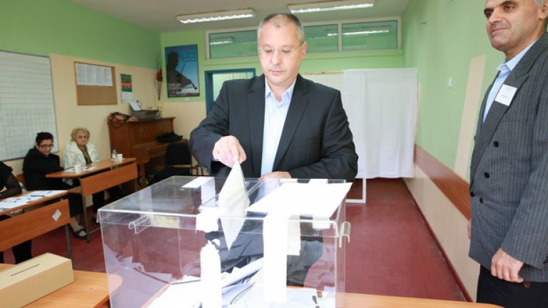 Бившият лидер на БСП Сергей Станишев гласува "за социалистическата идея"