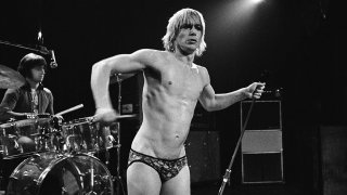 За Иги Поп и The Stooges изцепките са нещо обичайно, но краят на турнето им през 1974 г. бележи своеобразен връх