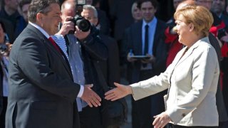 554079-le-chef-du-spd-sigmar-gabriel-et-la-chanceliere-angela-merkel-le-23-mai-2013-a-leipzig