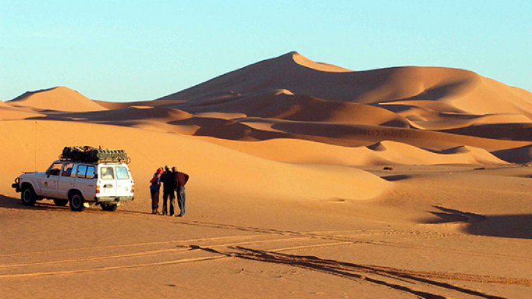 Дюните на голямото пясъчно море, наречено Ерг Мурзук. Нощем свличането на пясъците смущава съня, защото шумът наподобява звука от прелитащ самолет.