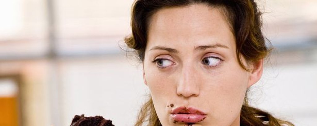 Woman-eating-chocolate-cake (1)
