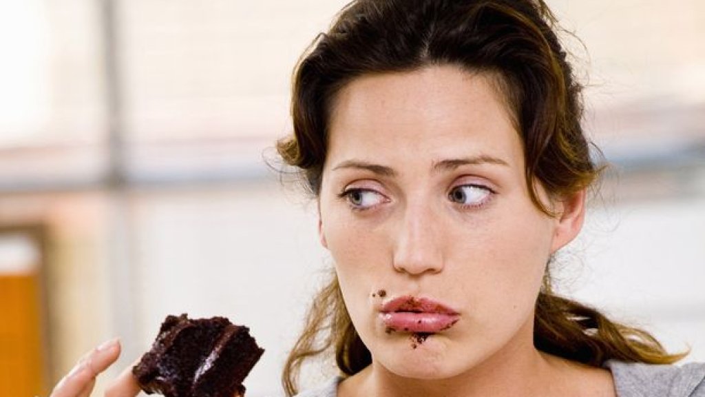 Woman-eating-chocolate-cake (1)