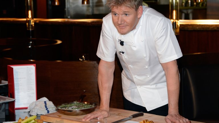 "Какво си ти? Идиотски сандвич."
Едно от най-популярните gif-чета с Рамзи е запаметило за поколенията момента, в който той слага две филии хляб до ушите на млада готвачка и я кара да признае, че е "идиотски сандвич".