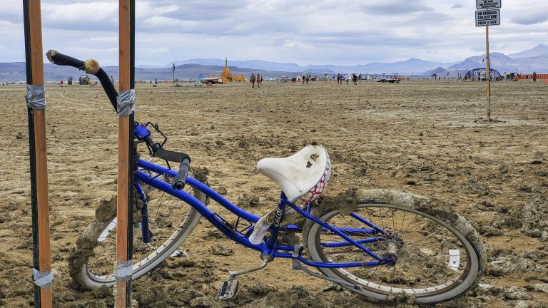 Дори колелета се движат трудно при подобни условия.
