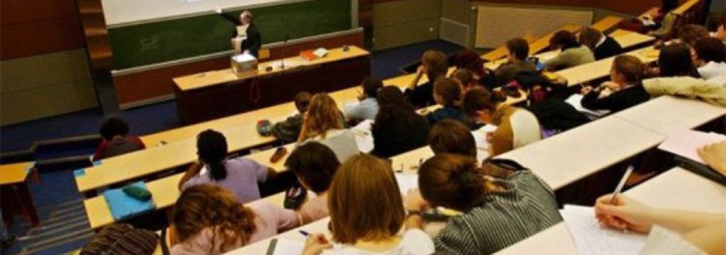 459507-des-etudiants-dans-un-amphiteatre