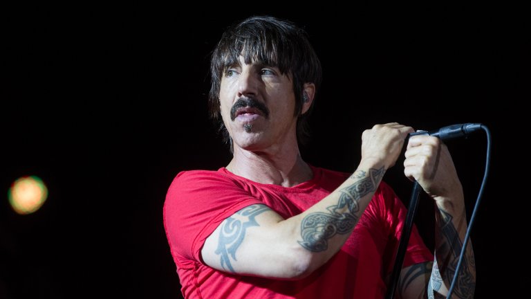 Антъни Кийдис
Вокалистът на Red Hot Chilli Peppers, който ще празнува 60-годишен юбилей на 1 ноември, не спира с новите проекти. Както и групата му, впрочем, която наскоро пусна нов албум Unlimited Love. Албумът проби в Billboard 200 под номер 1, но остана далеч от успеха на Californitation ot 1999 г. 
Отделно от музиката, Кийдис издаде и мемоарите си Scar Tissues, в които разказва за детството си като бунтар и музикалния бизнес в Холивуд.