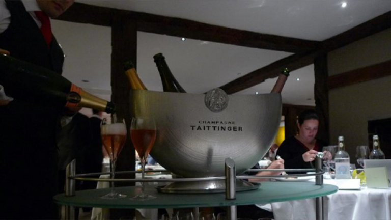 The Fat Duck e световноизвестен, но и все така малък ресторант на Хестън Блументал в Брей, Великобритания.