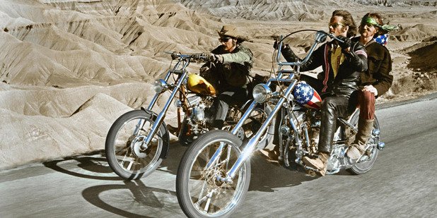 "Волният ездач" (Easy Rider, 1969)
Един от най-големите хитове от хипи-епохата, епосът за пътешествия с мотори "Волният ездач" създава суперзвездата Денис Хопър и открива за света таланта на Джак Никълсън, редом до иконата Питър Фонда. Филмът е и доказателството, че понякога, ако искаш да направиш супер хит, но имаш бюджет от едва 400 000 долара, просто трябва да си осигуриш страхотен саундтрак.
