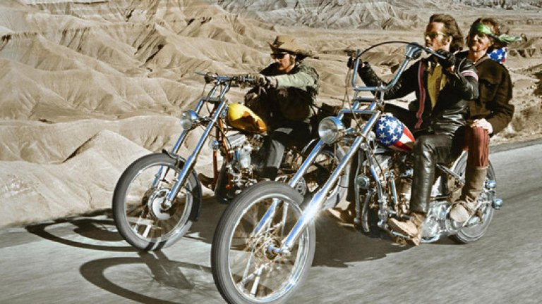 "Волният ездач" (Easy Rider, 1969)
Един от най-големите хитове от хипи-епохата, епосът за пътешествия с мотори "Волният ездач" създава суперзвездата Денис Хопър и открива за света таланта на Джак Никълсън, редом до иконата Питър Фонда. Филмът е и доказателството, че понякога, ако искаш да направиш супер хит, но имаш бюджет от едва 400 000 долара, просто трябва да си осигуриш страхотен саундтрак.