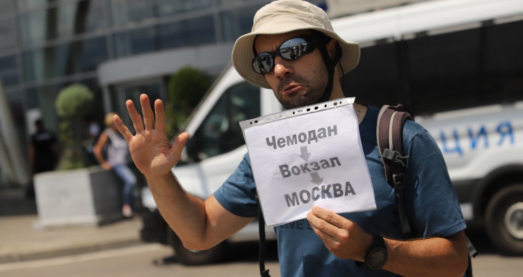 Изгонените руски дипломати и служители напуснаха България (СНИМКИ)