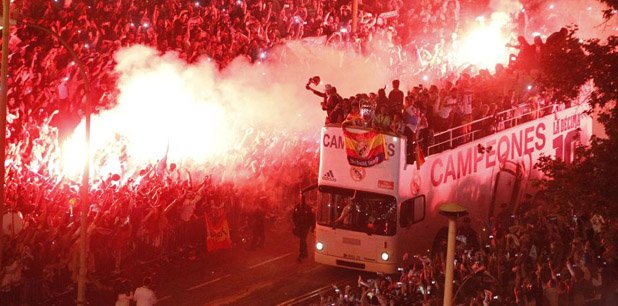 Автобусът с играчите трудно стигна до площада, обграден от стотици хиляди будни запалянковци.