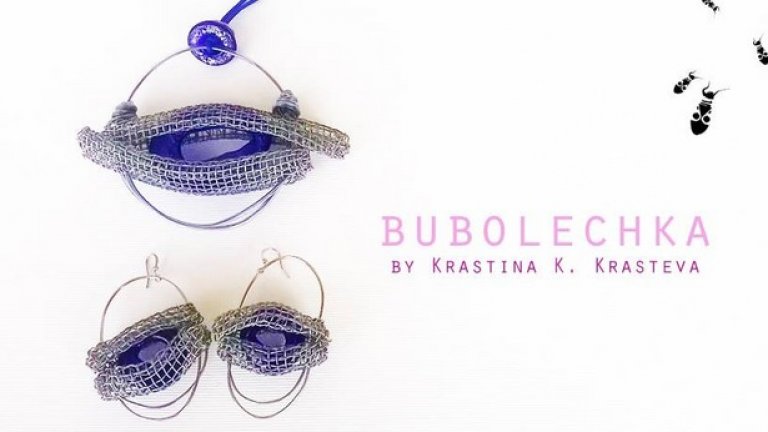 Любимият материал на Кръстина Кръстева е стъклото. Колиетата й са големи и пищни, а цветовете, които обича, напомнят камъчета в морето. Металните орнаменти пък ни навяват спомена за рибарски мрежи.
https://www.facebook.com/CandyShopBUBOLECHKA