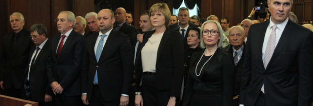 Сред учредителите на ДОСТ са депутатите Айдоан Али, Венцислав Каймаканов, Мариана Георгиева, Хюсеин Хафъзов и Шабанали Дурмуш