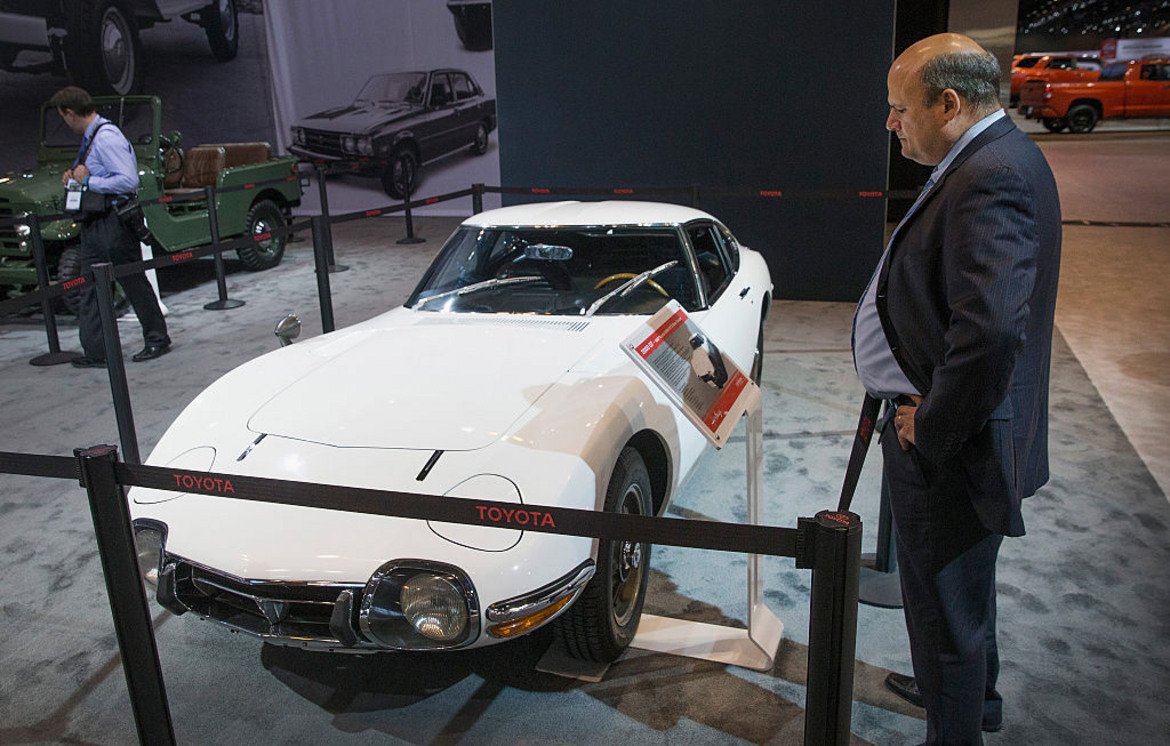  Toyota 2000GT 

Отиваме още по-назад във времето и в нетипичните решения какво да кара Джеймс Бонд. Toyota 2000GT е първата японска кола, която легендарният агент шофира като зад волана е Шон Конъри в "Човек живее само два пъти".

Моделът е предвиден за серийно производство, но в крайна сметка са направени само 351 бройки от него. Това е и причината, ако въобще намерите този автомобил, той да струва между 500 хил. до 1 млн. долара. За някои обаче това е най-красивата кола, която 007 е карал, заради комбинацията между футуристичен дизайн и класически Бонд-вид.