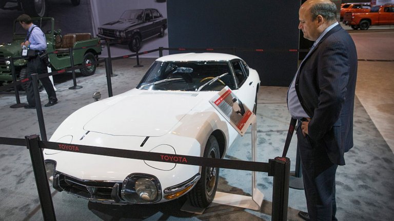 Toyota 2000GT 
Отиваме още по-назад във времето и в нетипичните решения какво да кара Джеймс Бонд. Toyota 2000GT е първата японска кола, която легендарният агент шофира като зад волана е Шон Конъри в "Човек живее само два пъти".
Моделът е предвиден за серийно производство, но в крайна сметка са направени само 351 бройки от него. Това е и причината, ако въобще намерите този автомобил, той да струва между 500 хил. до 1 млн. долара. За някои обаче това е най-красивата кола, която 007 е карал, заради комбинацията между футуристичен дизайн и класически Бонд-вид.
