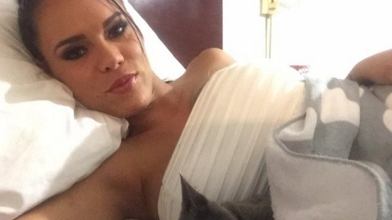 Пета Дженсън е на възрастта на Мили (25 години). Започва кариерата си през 2014 година