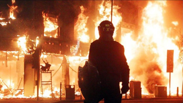 Стотици домове и магазинчета във Великобритания бяха подпалени и ограбени по време на безредиците