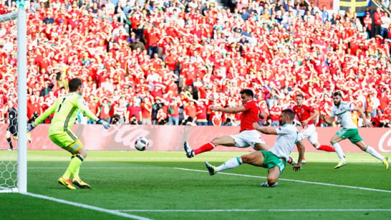 След миг топката ще се озове във вратата на Северна Ирландия при намесата на Гарет Макоули.