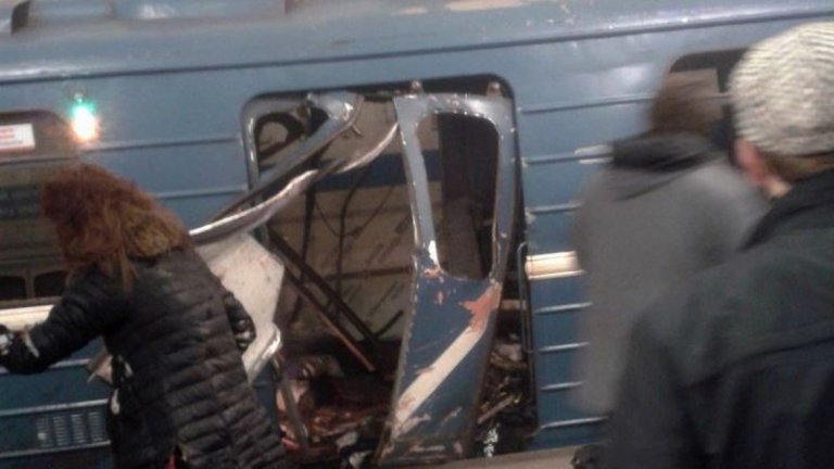 На една от станциите на метрото в Санкт-Петербург е избухнал взрив, съобщава агенция ТАСС, която цитира източници от полицията