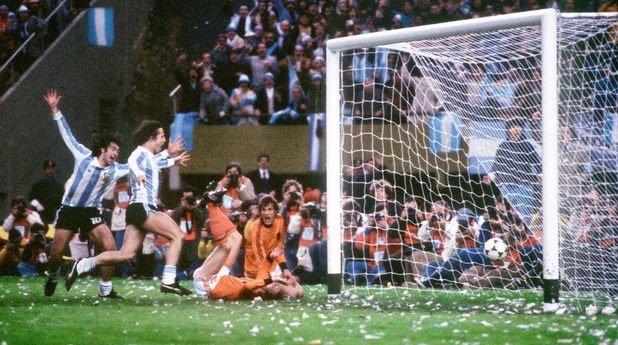 Марио Кемпес (Аржентина).
Героят от Мондиал 1978 - на снимката вкарващ срещу Холандия в победния финал, не успя да спечели турнира. За разлика от Пасарела имаше само един опит - през 1975-а, защото кариерата му в националния изобщо не бе дълга. Тогава Бразилия изхвърли Аржентина още в първия рунд.