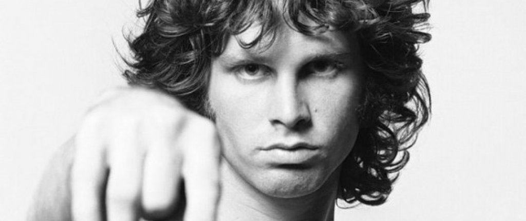 The Doors - Alabama Song (Whisky Bar)
Просто ми покажи пътя към най-близкия бар и най-близкото красиво момиче и не ме питай защо. Една култова песен на The Doors, която си заслужава мястото в този плейлист. 