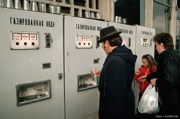Съветски автомати за газирана вода на улицата - без пластмасови чашки за еднократно ползване. Всеки си носи буркан или чаша