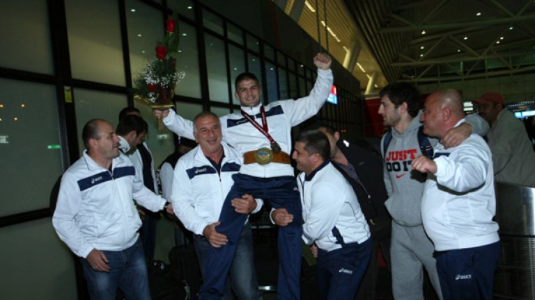Треньорът на Ангелов - Армен Назарян, както и други хора от щаба на националния тим, вдигнаха шампиона на летището.