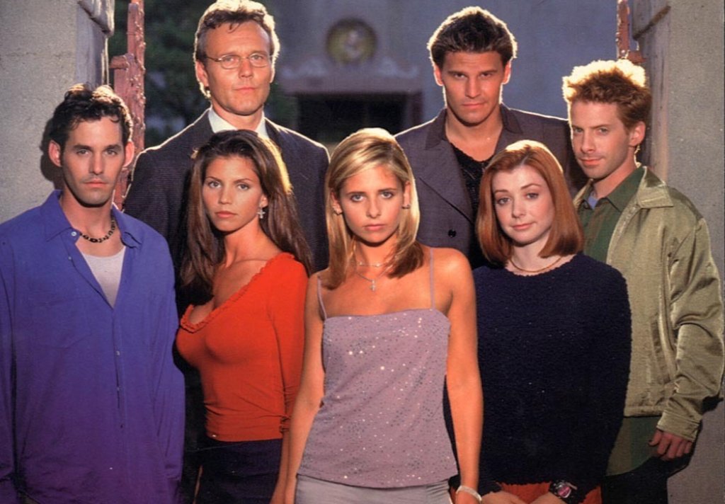 9. „Бъфи, убийцата на вампири“ (Buffy the Vampire Slayer) – рейтинг 8.2 - 
Ако си мислите, че този сериал трябва да е по-високо в списъка, най-вероятно сте прави. Сара Мишел Гелър вдъхнови ново поколение от яки персонажи като Бъфи, а феновете на сериала 