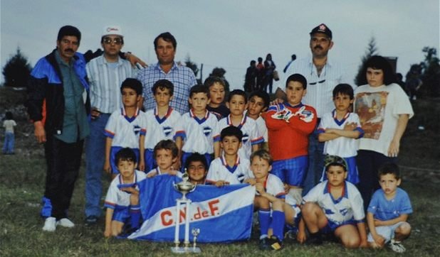 Детският отбор на Насионал от Салто - Кавани е най-вляво на задния ред.
